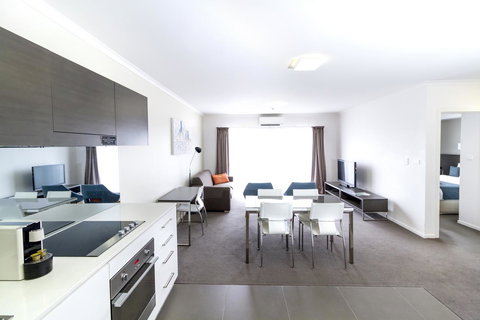 Abode Tuggeranong - Accommodation in Surfers Paradise 2
