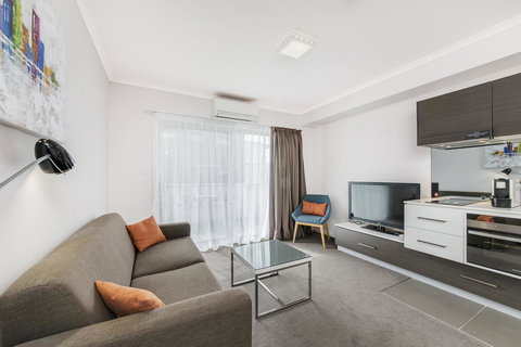 Abode Tuggeranong - Accommodation in Surfers Paradise 5