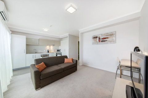 Abode Tuggeranong - Accommodation in Surfers Paradise 4