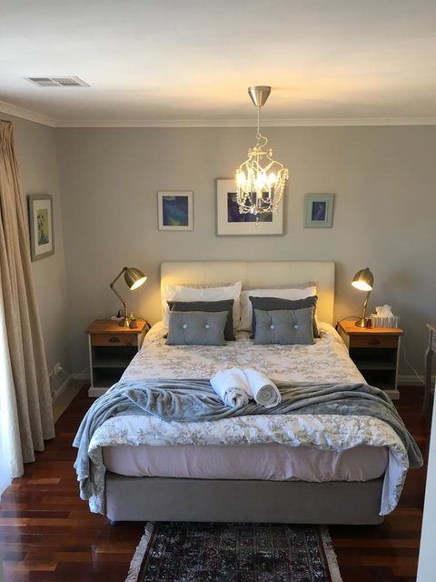 Finches Canberra - Accommodation in Surfers Paradise 0