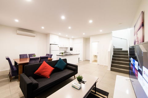 3BR Townhouse Double Garage Walk To Lake Ginninderra - Accommodation in Surfers Paradise 0