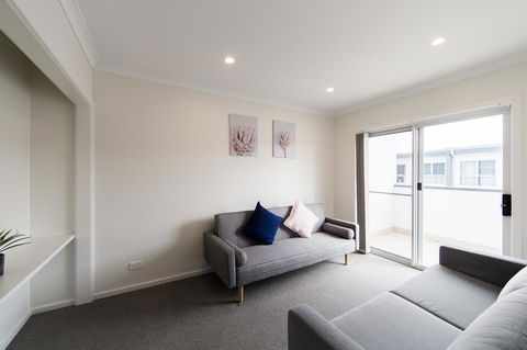 3BR Townhouse Double Garage Walk To Lake Ginninderra - Accommodation in Surfers Paradise 3