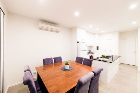 3BR Townhouse Double Garage Walk To Lake Ginninderra - Accommodation in Surfers Paradise 2