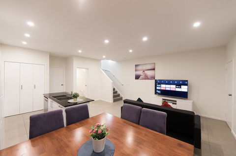 3BR Townhouse Double Garage Walk To Lake Ginninderra - Accommodation in Surfers Paradise 1