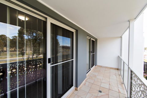 3BR Townhouse Double Garage Walk To Lake Ginninderra - Accommodation in Surfers Paradise 8