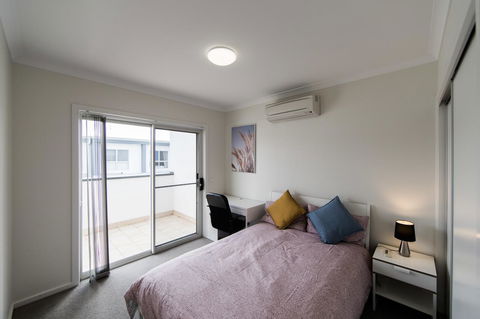 3BR Townhouse Double Garage Walk To Lake Ginninderra - Accommodation in Surfers Paradise 4