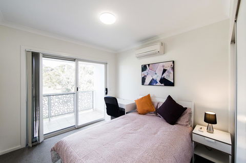 3BR Townhouse Double Garage Walk To Lake Ginninderra - Accommodation in Surfers Paradise 6
