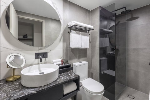 Deco Hotel Canberra - Accommodation in Surfers Paradise 6