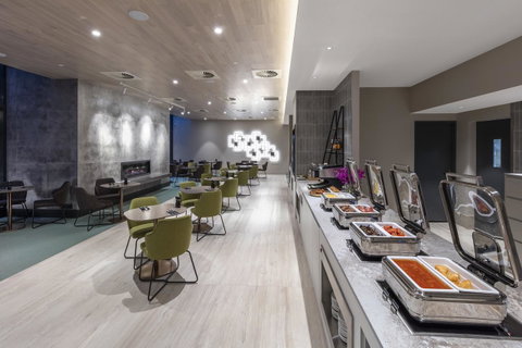 Deco Hotel Canberra - Accommodation in Surfers Paradise 2