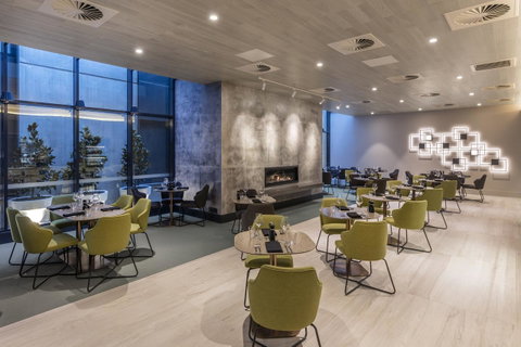Deco Hotel Canberra - Accommodation in Surfers Paradise 1