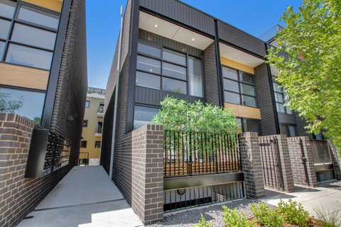 Accommodate Canberra - Parbery - Accommodation in Surfers Paradise 4