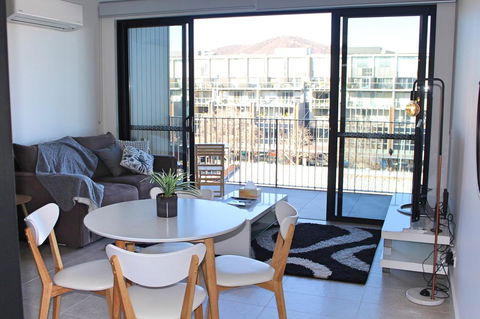 Stylish, Modern, Cute As A Button - Braddon CBD - Accommodation in Surfers Paradise 5