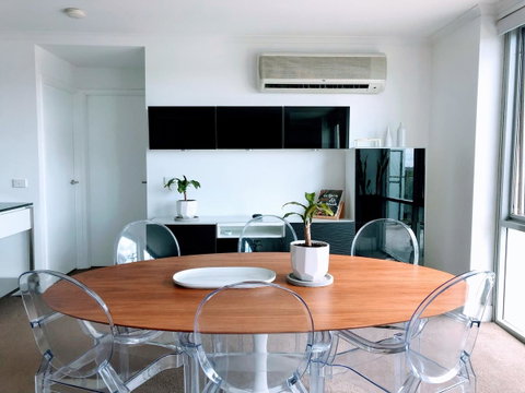 Staying Places - The Avenue - Accommodation in Surfers Paradise 0