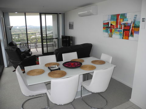3BR Executive Apartment With Lake And Mountain Views - Accommodation in Surfers Paradise 8