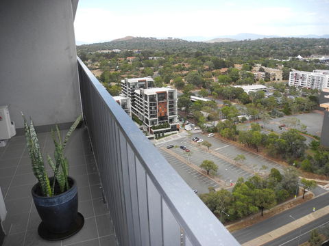 3BR Executive Apartment With Lake And Mountain Views - Accommodation in Surfers Paradise 12