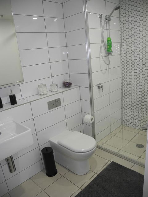 3BR Executive Apartment With Lake And Mountain Views - Accommodation in Surfers Paradise 18