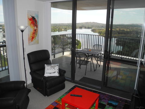 3BR Executive Apartment With Lake And Mountain Views - Accommodation in Surfers Paradise 1