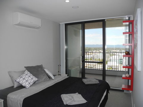 3BR Executive Apartment With Lake And Mountain Views - Accommodation in Surfers Paradise 2