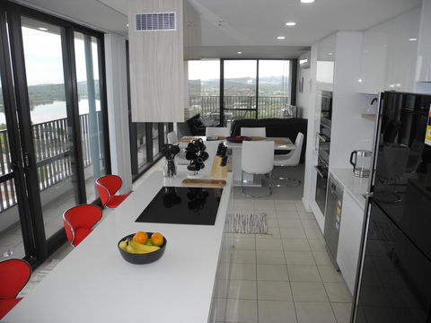 3BR Executive Apartment With Lake And Mountain Views - Accommodation in Surfers Paradise 9