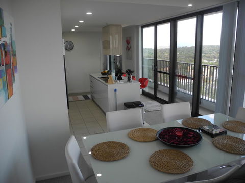 3BR Executive Apartment With Lake And Mountain Views - Accommodation in Surfers Paradise 17