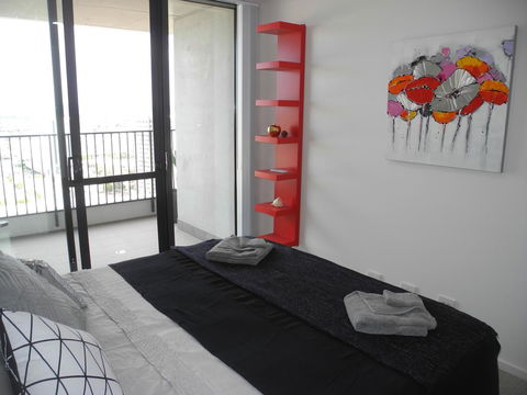 3BR Executive Apartment With Lake And Mountain Views - Accommodation in Surfers Paradise 3
