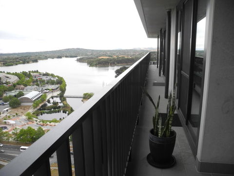 3BR Executive Apartment With Lake And Mountain Views - Accommodation in Surfers Paradise 11