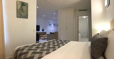 Wallaroo Marina Waterfront Luxe Apartment - Accommodation in Surfers Paradise 12