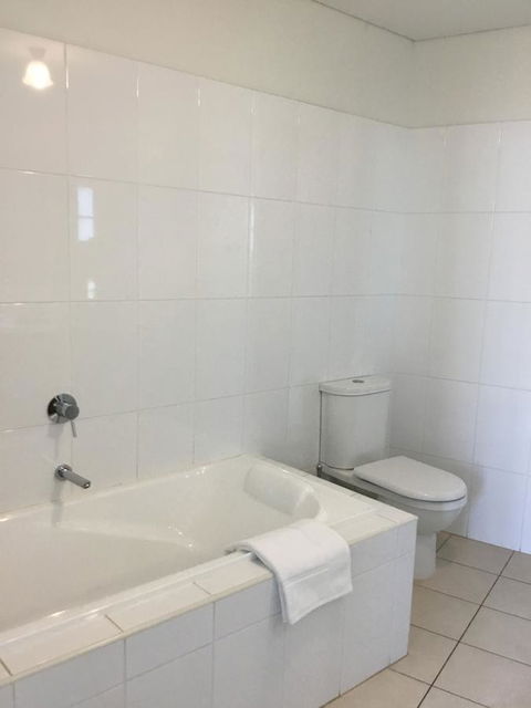 Wallaroo Marina Waterfront Luxe Apartment - Accommodation in Surfers Paradise 19