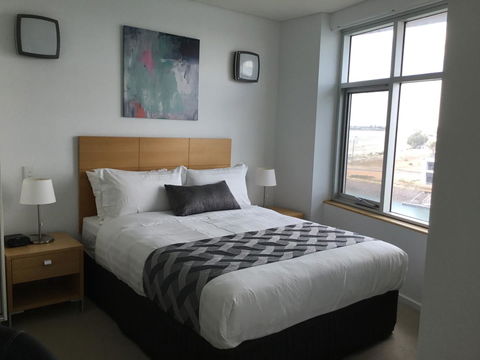 Wallaroo Marina Waterfront Luxe Apartment - Accommodation in Surfers Paradise 14