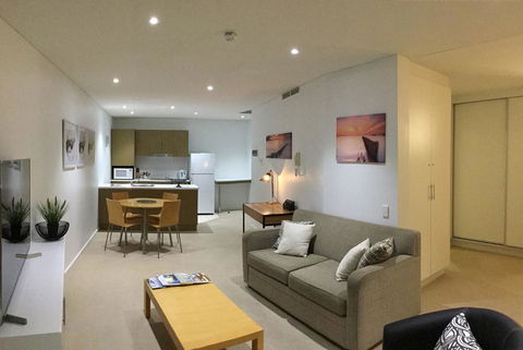 Wallaroo Marina Waterfront Luxe Apartment - Accommodation in Surfers Paradise 2