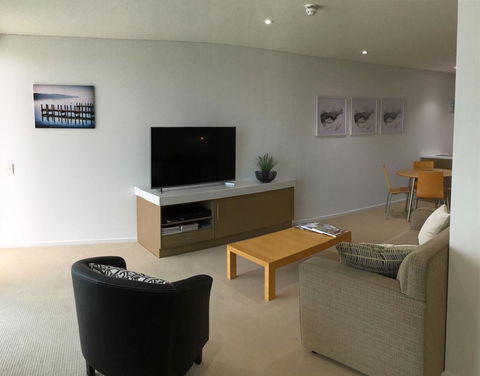 Wallaroo Marina Waterfront Luxe Apartment - Accommodation in Surfers Paradise 6