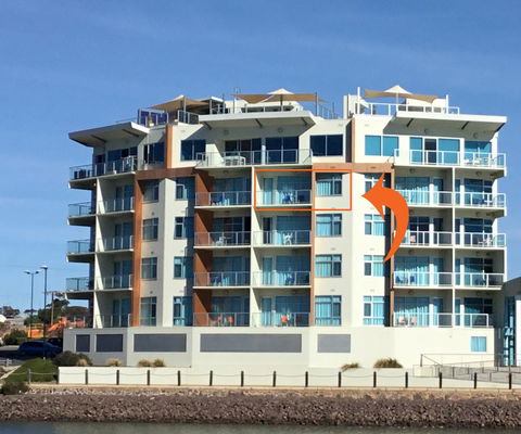 Wallaroo Marina Waterfront Luxe Apartment - Accommodation in Surfers Paradise 0