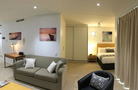 Wallaroo Marina Waterfront Luxe Apartment - Accommodation in Surfers Paradise 8