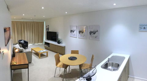 Wallaroo Marina Waterfront Luxe Apartment - Accommodation in Surfers Paradise 4