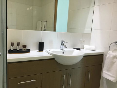 Wallaroo Marina Waterfront Luxe Apartment - Accommodation in Surfers Paradise 18