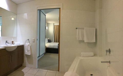 Wallaroo Marina Waterfront Luxe Apartment - Accommodation in Surfers Paradise 16