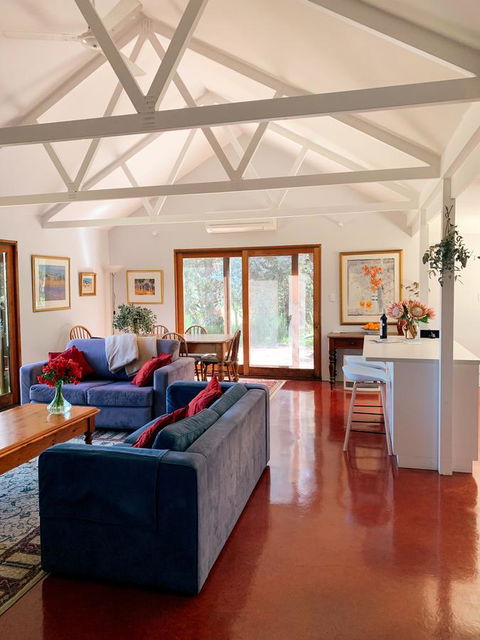 Lost In The Vines - Accommodation in Surfers Paradise 0