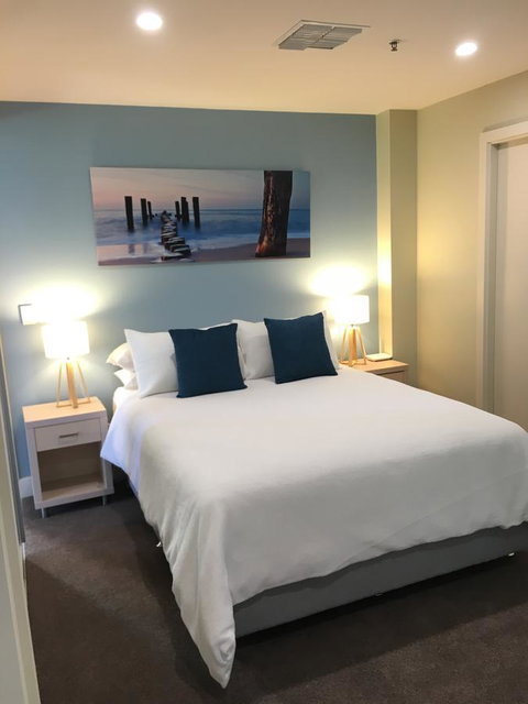 Beachside Luxury Apartments One & Two Bedroom In Beachfront Oaks Pier Building - Accommodation in Surfers Paradise 23