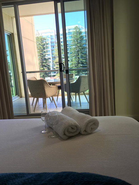 Beachside Luxury Apartments One & Two Bedroom In Beachfront Oaks Pier Building - Accommodation in Surfers Paradise 24