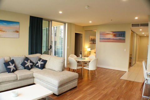 Beachside Luxury Apartments One & Two Bedroom In Beachfront Oaks Pier Building - Accommodation in Surfers Paradise 4