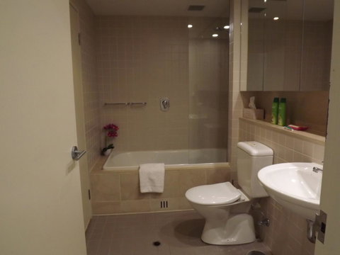 Beachside Luxury Apartments One & Two Bedroom In Beachfront Oaks Pier Building - Accommodation in Surfers Paradise 1
