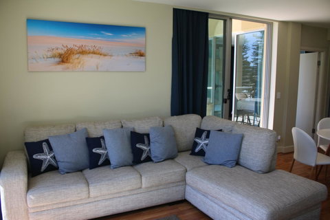Beachside Luxury Apartments One & Two Bedroom In Beachfront Oaks Pier Building - Accommodation in Surfers Paradise 11