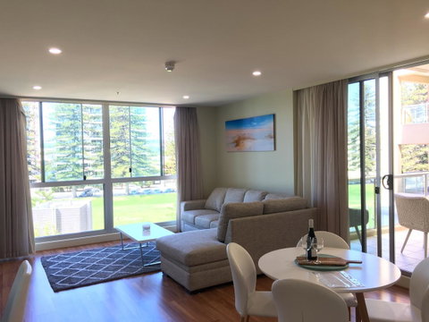 Beachside Luxury Apartments One & Two Bedroom In Beachfront Oaks Pier Building - Accommodation in Surfers Paradise 3