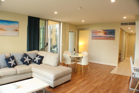 Beachside Luxury Apartments One & Two Bedroom In Beachfront Oaks Pier Building - Accommodation in Surfers Paradise 5