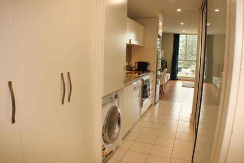 Beachside Luxury Apartments One & Two Bedroom In Beachfront Oaks Pier Building - Accommodation in Surfers Paradise 7