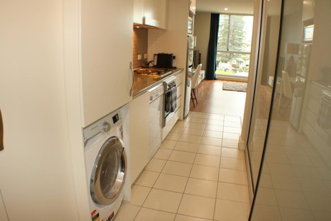Beachside Luxury Apartments One & Two Bedroom In Beachfront Oaks Pier Building - Accommodation in Surfers Paradise 6