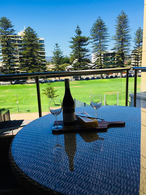 Beachside Luxury Apartments One & Two Bedroom In Beachfront Oaks Pier Building - Accommodation in Surfers Paradise 26