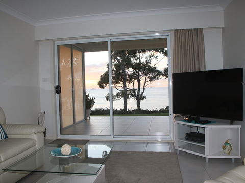 Mollymook Beach Waterfront - Accommodation in Surfers Paradise 12