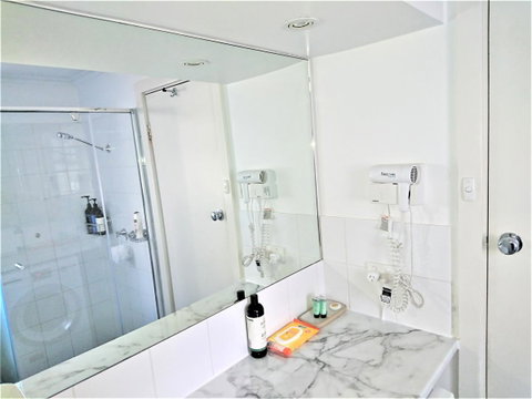 Hi 5 Glenelg Studio Apartment - Accommodation in Surfers Paradise 6