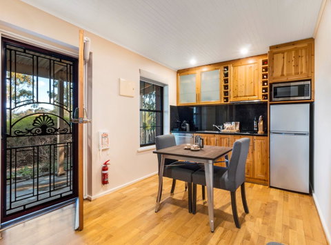 Stonewell Cottages And Vineyards - Accommodation in Surfers Paradise 12